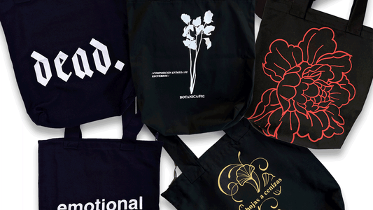 Totes de color negro serigrafiados con diferentes diseños de la marca Filito Apparel